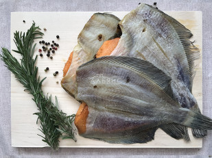 Кальмар паутинка: Камбала камчатская вяленая с икрой