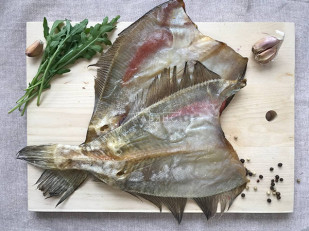 Арахис со вкусом аджики: Камбала ёрш (Мурманская) вяленая